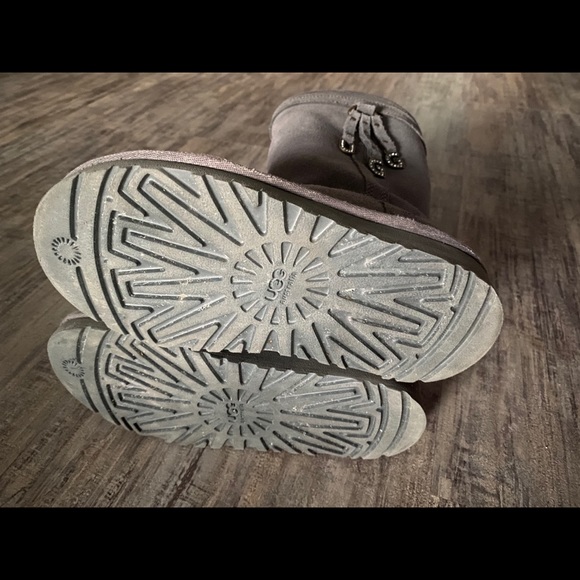 UGGS - Picture 4 of 4